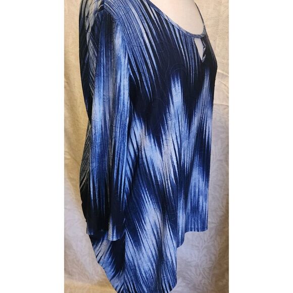 F58 Notations blue blouse with light embroidery pattern, longer at sides - Picture 6 of 10